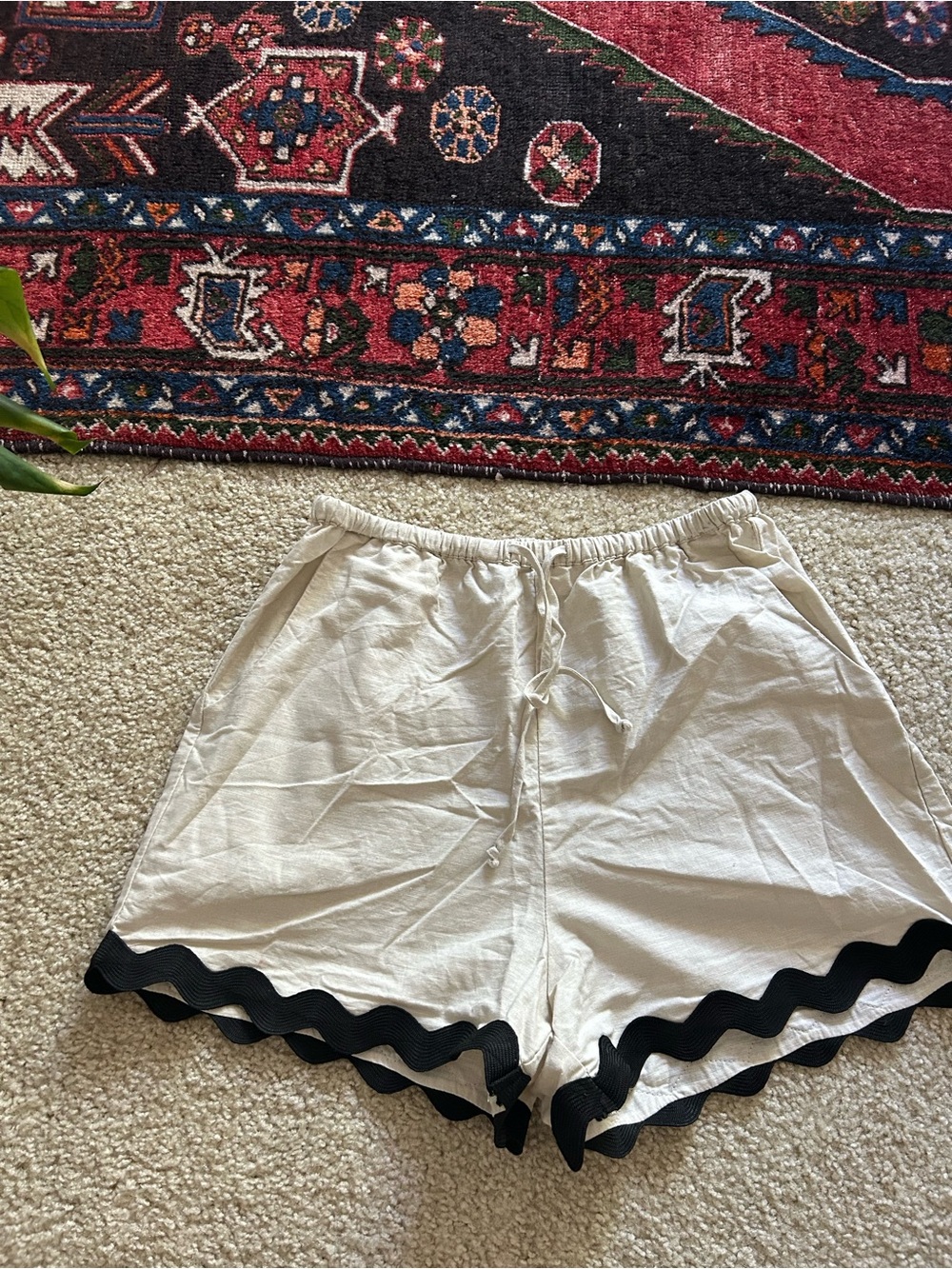 80% cotton / 20% Linen Women's Drawstring Shorts with Scallop Trim